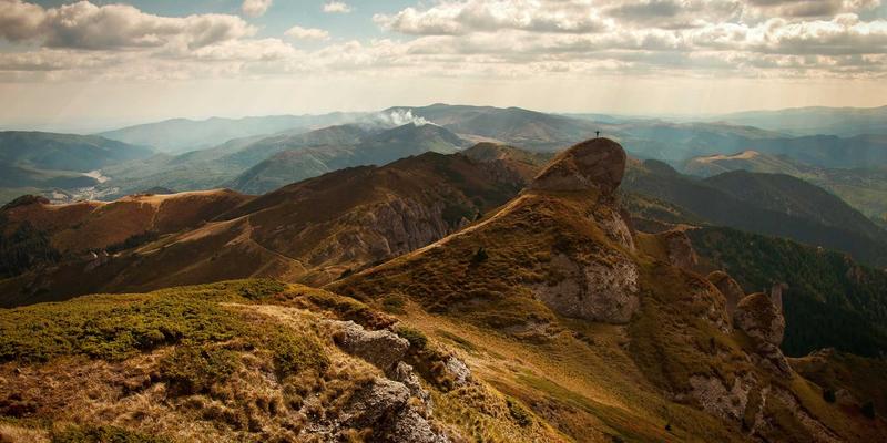 咖啡拉花艺术进阶教程：从心形到复杂图案的技巧与练习方法